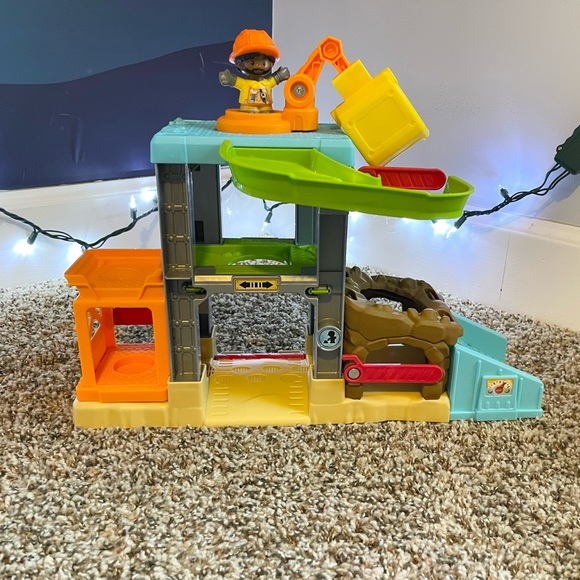LIKE NEW FISHER PRICE CONSTRUCTION SITE SET - Picture 3 of 11